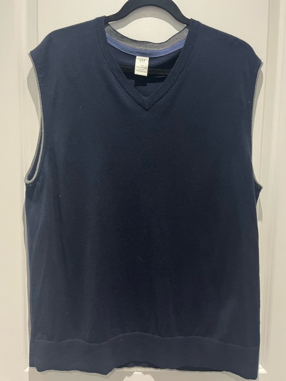 GAP Men’s V-Neck Sweater Vest